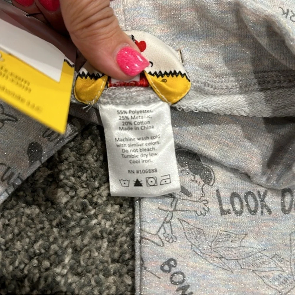 NWT Peanuts Jogger Sparkle Cloud. Size 6. So cute with glitter on them.